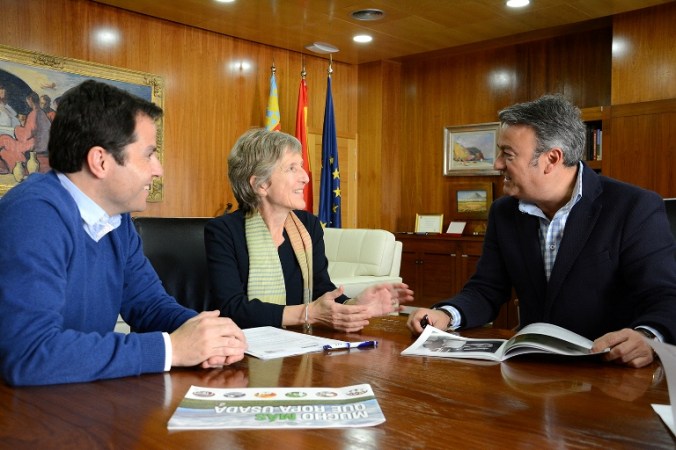 De izquierda a derecha, Salva Palacios, Elisabeth Molnar y José Chulvi, en el despacho de este último.
